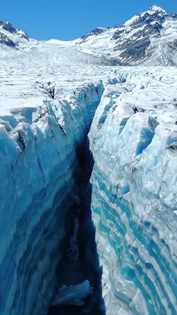 Impresionante grieta glacial: Una vista impresionante de formaciones de hielo y maravillas naturales en una remota región montañosa.