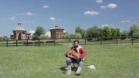 Hombre-Tocando-El-Salterio