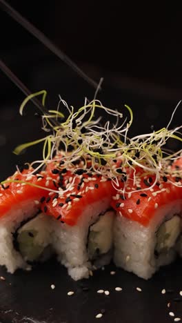 primer plano de los rollos de sushi de salmón