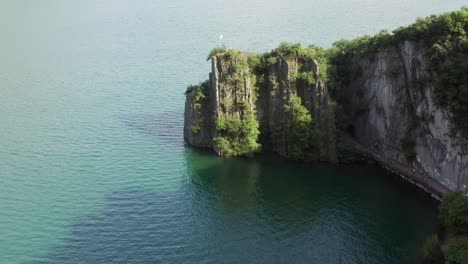 Increíble-Vista-Aérea-Del-Lago-Iseo,-Bahía-Del-Bogn-Cerca-De-Lovere,-Bérgamo,-Italia