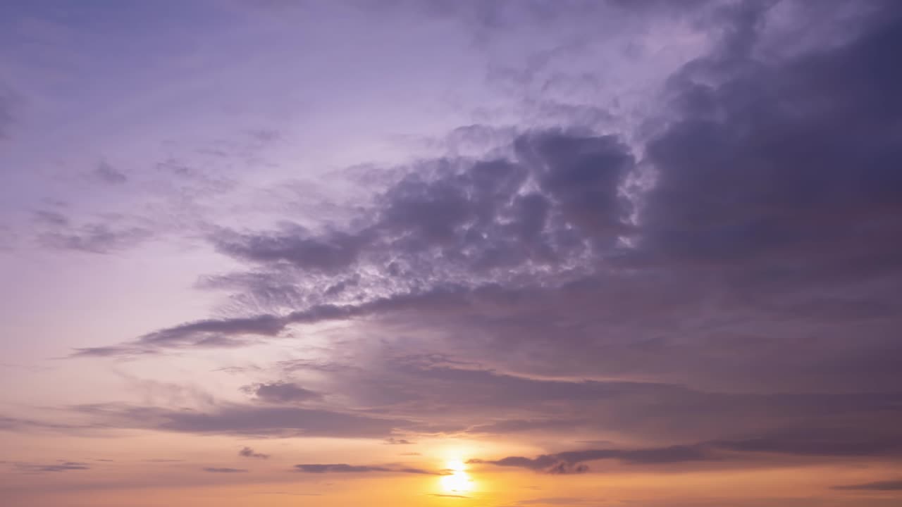 웅장한 일몰 또는 일출의 타임 스 풍경 자연의 놀라운 빛 구름의 풍경 하늘과 구름이 멀어지는 롤링 4k 다채로운 어두운 일몰 구름 영상 타임스 서사시적인 구름 풍경 자연 풍경