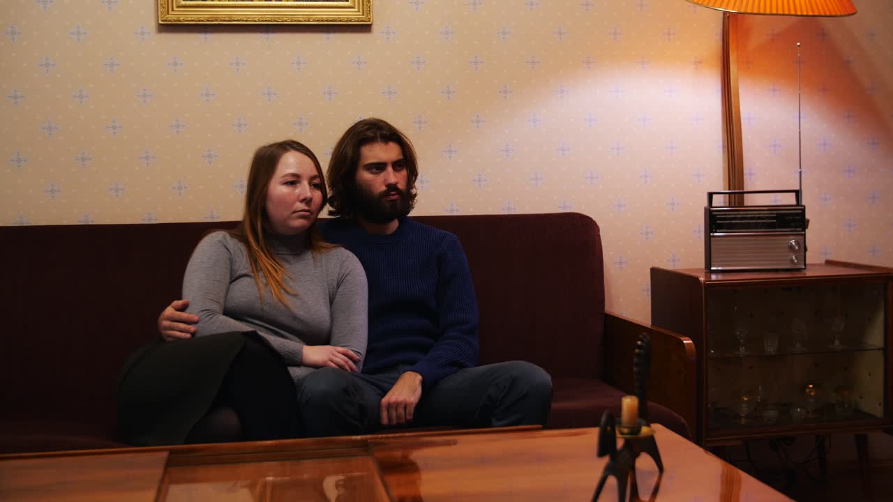 pareja relajándose en casa