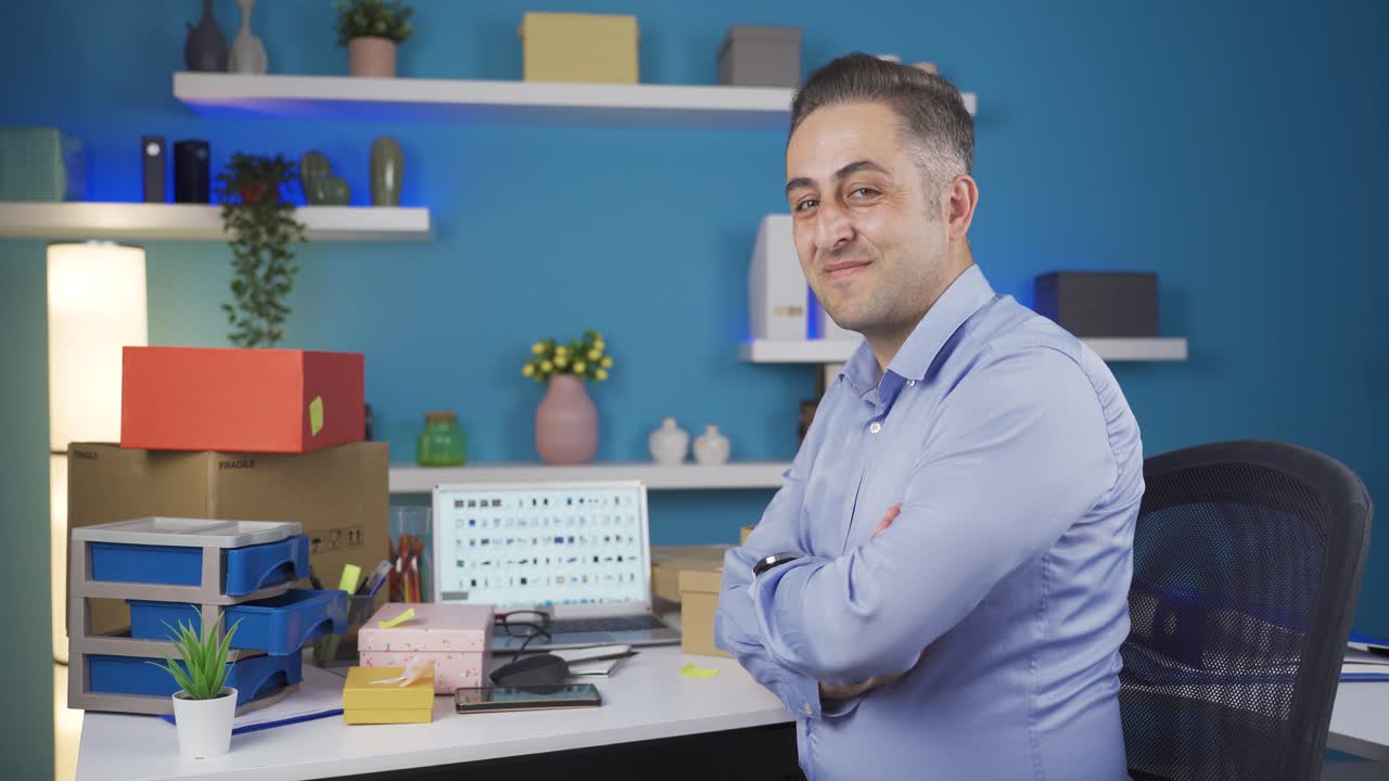 emprendedor de comercio electrónico sonriendo a la cámara.