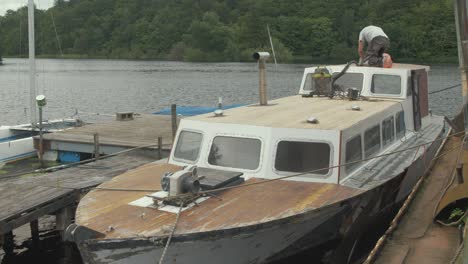 cinturón de hombre joven timonera cabina de conversión de casa de techo de barco de madera