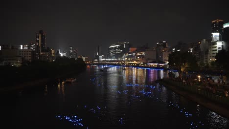 Amplia-Vista-Del-Centro-De-Osaka-Por-La-Noche,-Evento-De-Tanabata-En-El-Río-Okawa