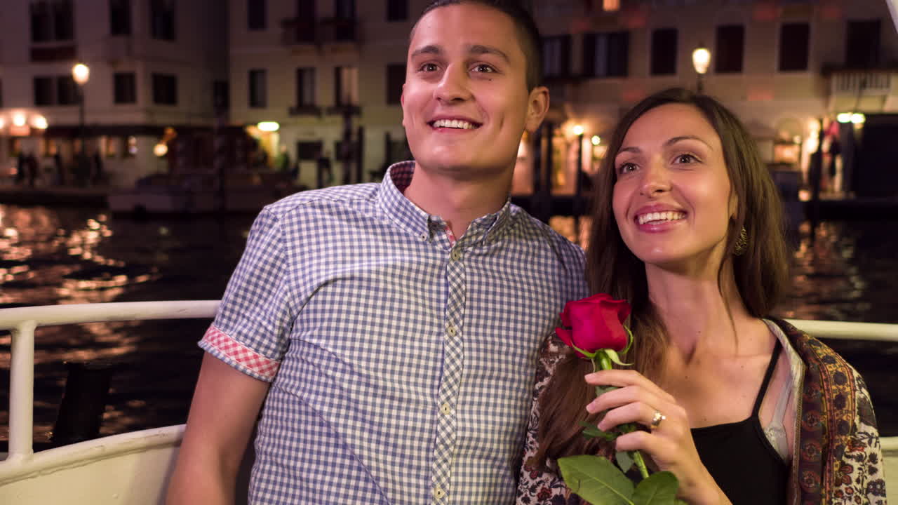 밤 에 베네치아 운하 배 에 있는 부부