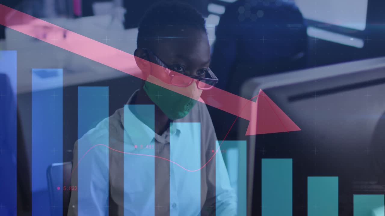 animación del procesamiento de datos financieros sobre una mujer de negocios con máscara facial usando computadora en la oficina