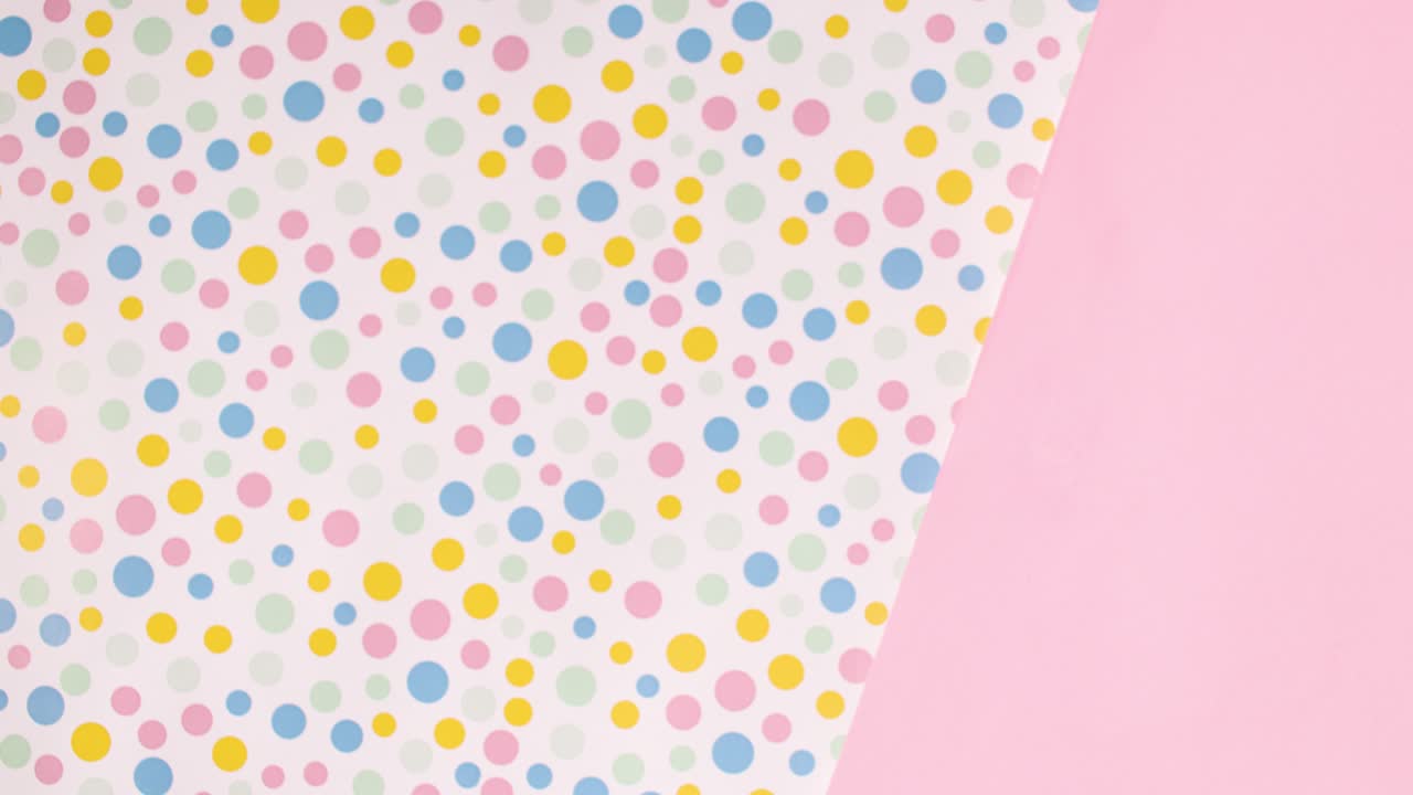 un pastel de taza con crema que pasa sobre un fondo pastel. detenga el movimiento