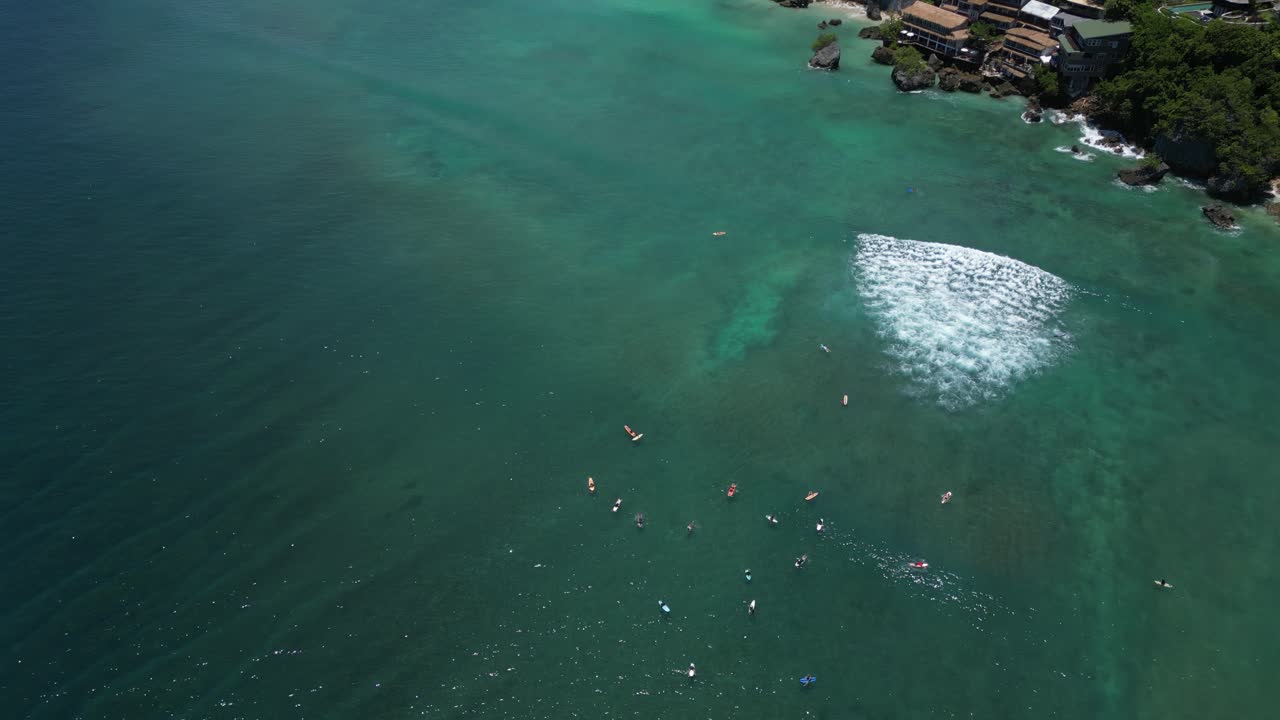 인도네시아 발리 해안 에 있는 파도 와 배 들
