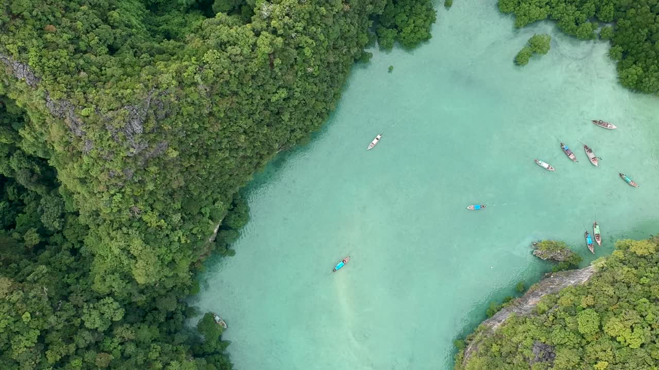 트로프-2를 항해하는 보트가 있는 홍섬 석호의 드론 영상