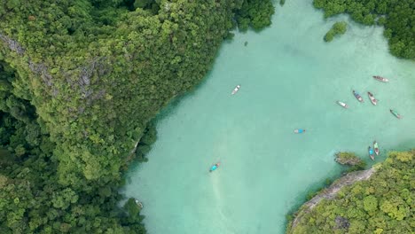 filmagem de drone da lagoa da ilha de hong com barcos navegando no vale-2