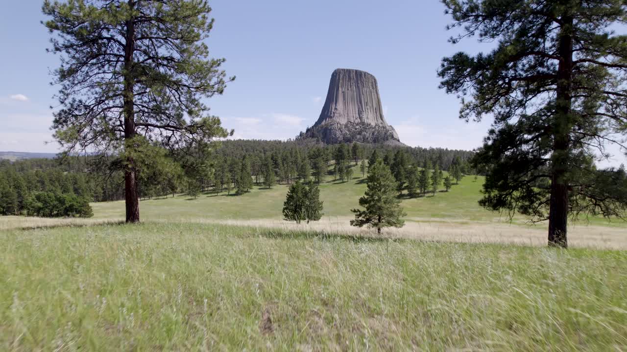 와이오밍 주 블랙 힐스 지역에 위치한 거대하고 단단하고 화산적인 타워 또는 버트의 드론  ⁇ 입니다.