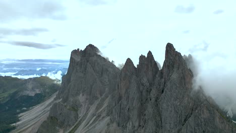 El-Vuelo-De-Los-Drones-Se-Acerca-A-Los-Picos-Empinados-De-Los-Dolomitas-Alcanzando-La-Cima-En-Las-Nubes