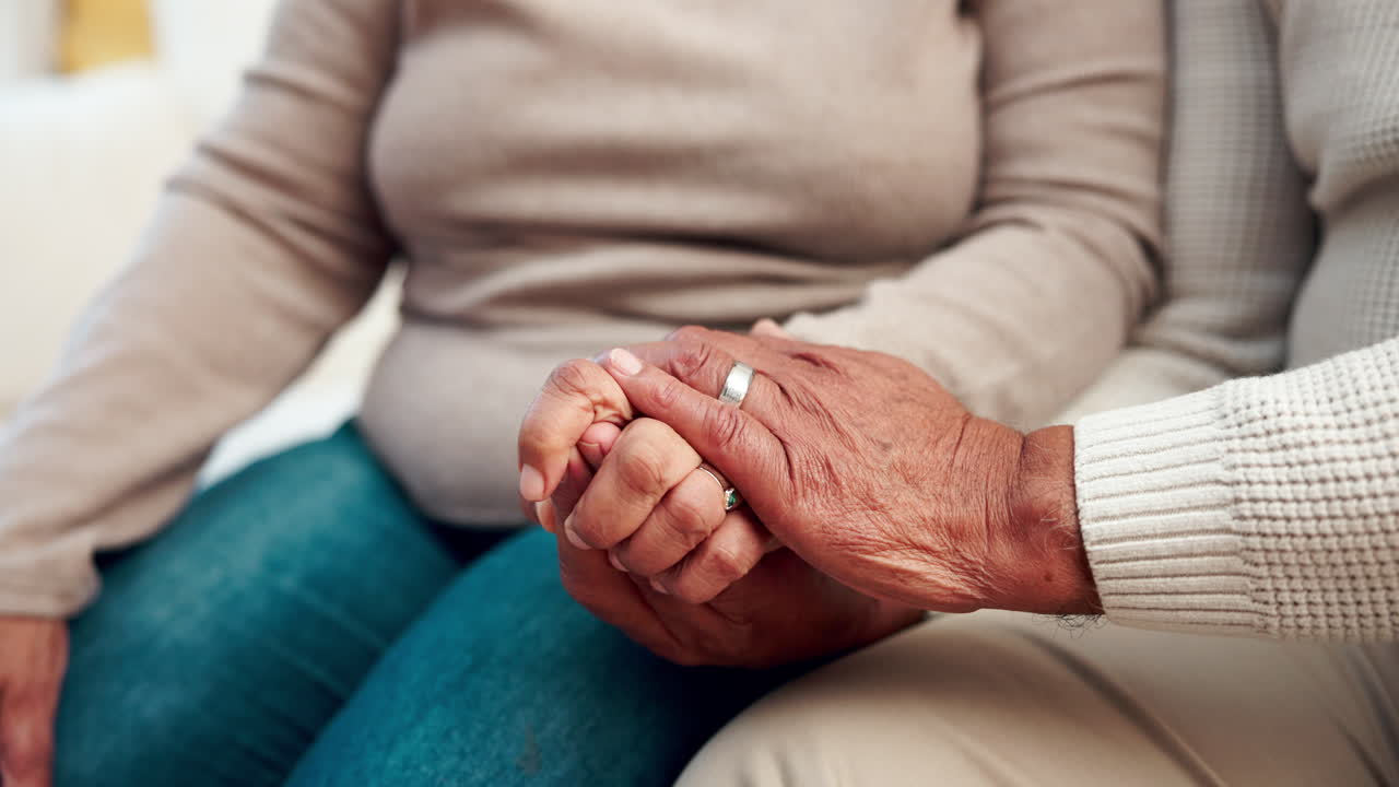 손을 잡고 있는 노인 부부