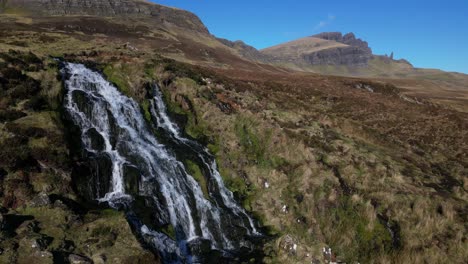 Schwenken-Sie-über-Den-Schottischen-Highland-Wasserfall-Mit-Dem-Storr-Am-Horizont-Bei-Brides-Veil-Falls,-Trotternish-Isle-Of-Skye