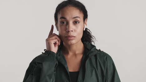 una mujer afroamericana sobre un fondo blanco.