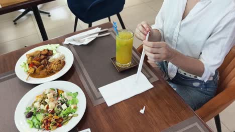mujer comiendo en un restaurante buffet