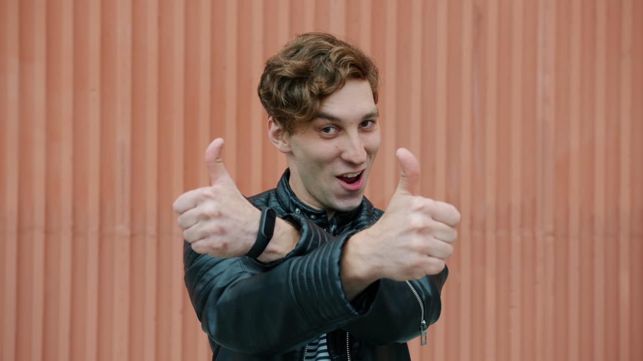 Hombre dando pulgares arriba