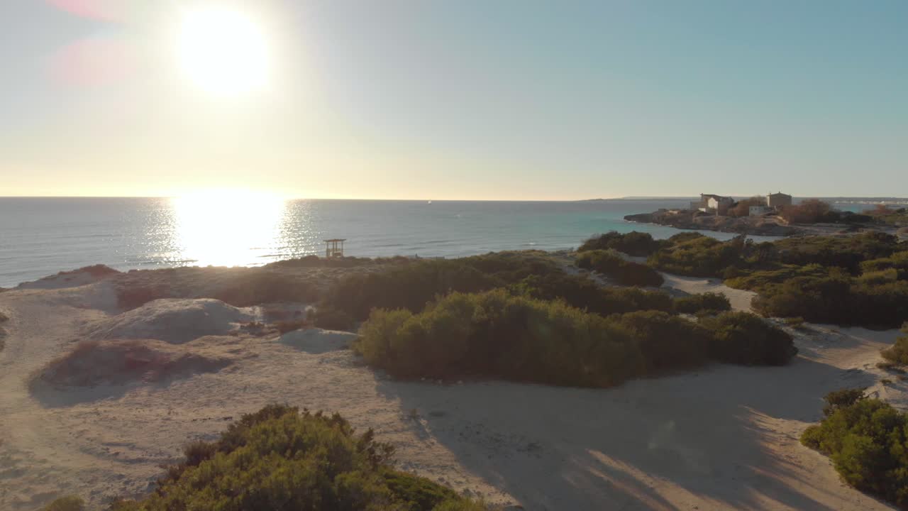 вид на пляж на закате