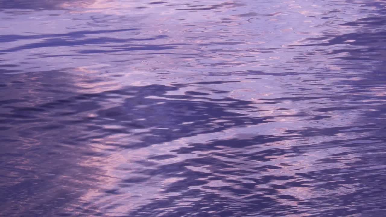 호수에서 석양에 작은 물결