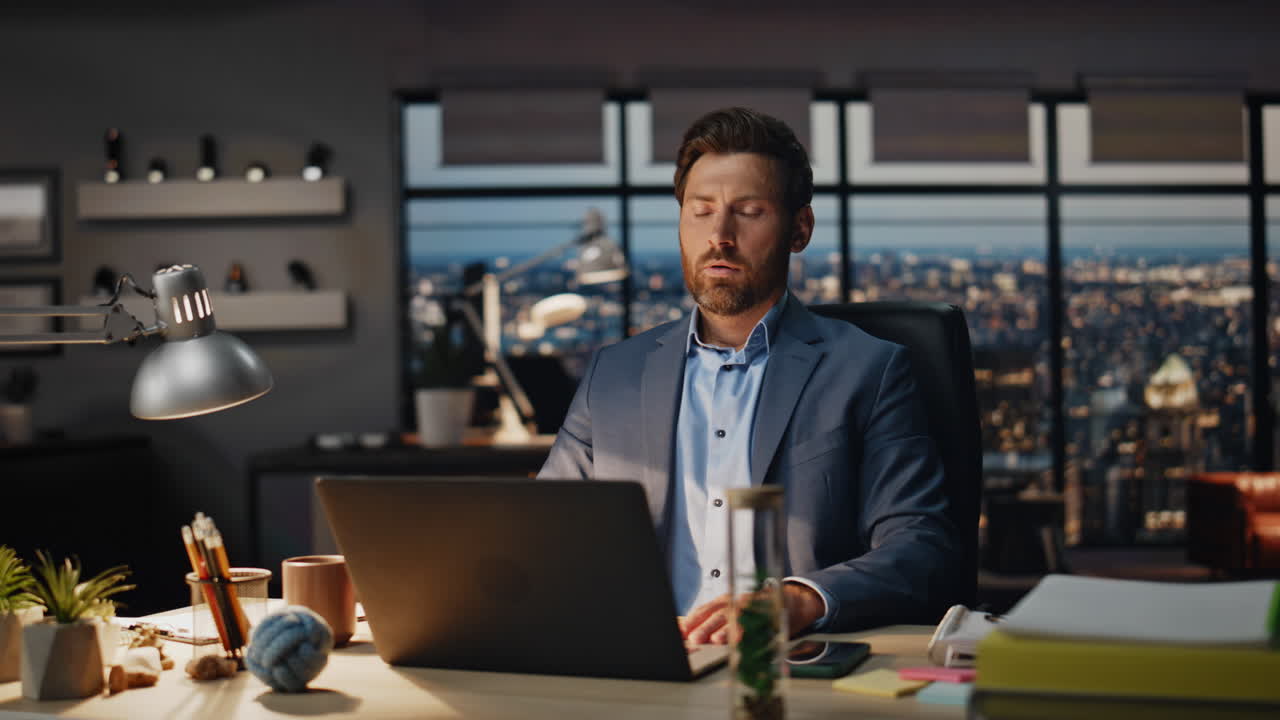 frustrierter geschäftsmann denkt an probleme in der büro-nähe. finanzkrise