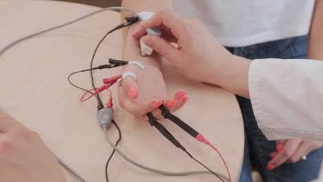pruebas de nervios del paciente utilizando electromiografía en el centro médico