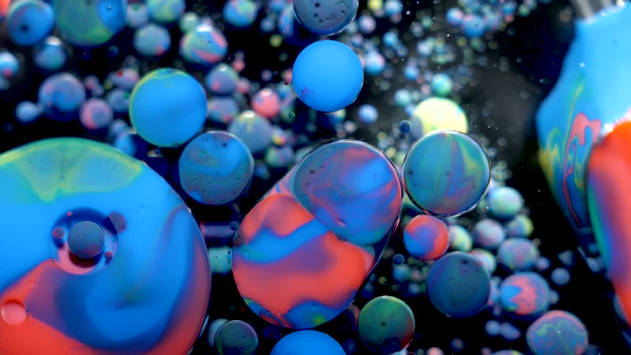movimiento lento colores brillantes burbujas de aceite hermosa pintura color del universo movimiento de primer plano multicolor. pintura acrílica. superficie fantástica. abstracto pintura de colores estructura de metamorfosis burbujas coloridas
