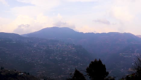 Blick-Auf-Die-Urbanisierung-Der-Stadt-Von-Der-Hügelspitze-Mit-Einer-Riesigen-Konstruktion-Am-Tag-Aus-Einem-Flachen-Winkelvideo-Wird-In-Bomdila-Arunachal-Pradesh,-Indien,-Aufgenommen