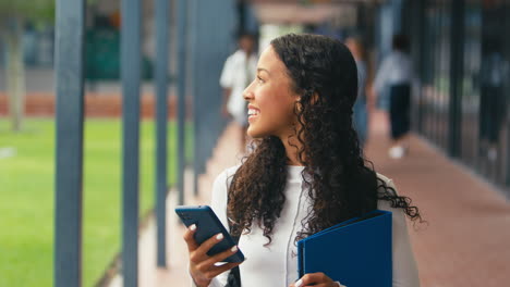 Weibliche-High-School--Oder-Sekundarschülerin,-Die-Sich-Im-Freien-Am-Telefon-Soziale-Medien-Oder-Das-Internet-Ansieht