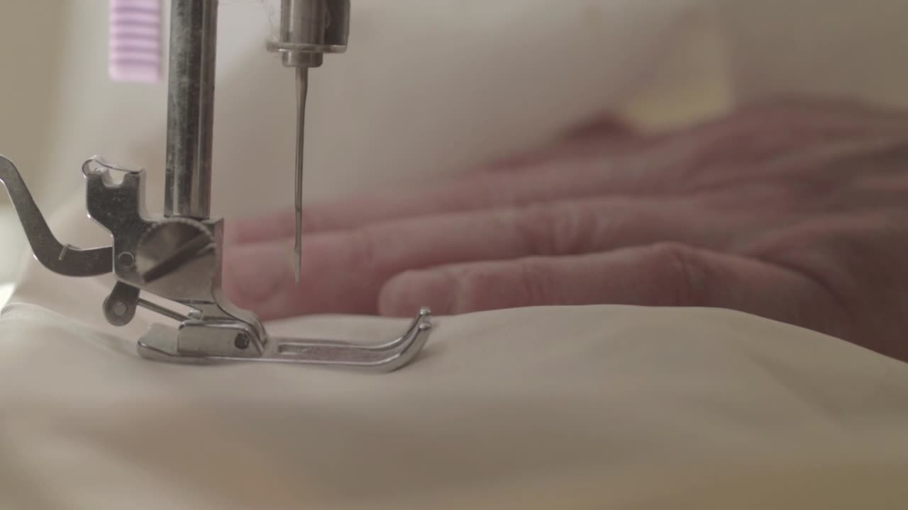 재료 작업을 하는 재봉틀