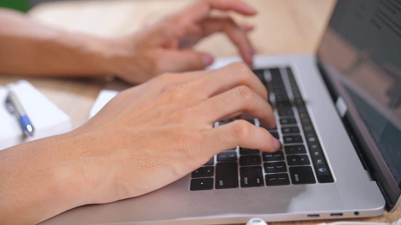 Persona escribiendo en la computadora portátil