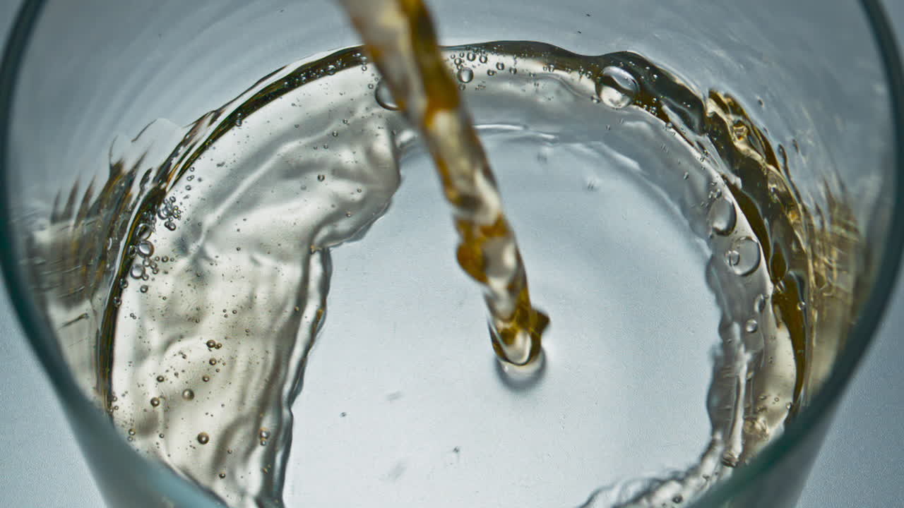 필터링되지 않은 음료 제트 는 유리 클로즈업. 공예 음료 맥주 채우기 용기