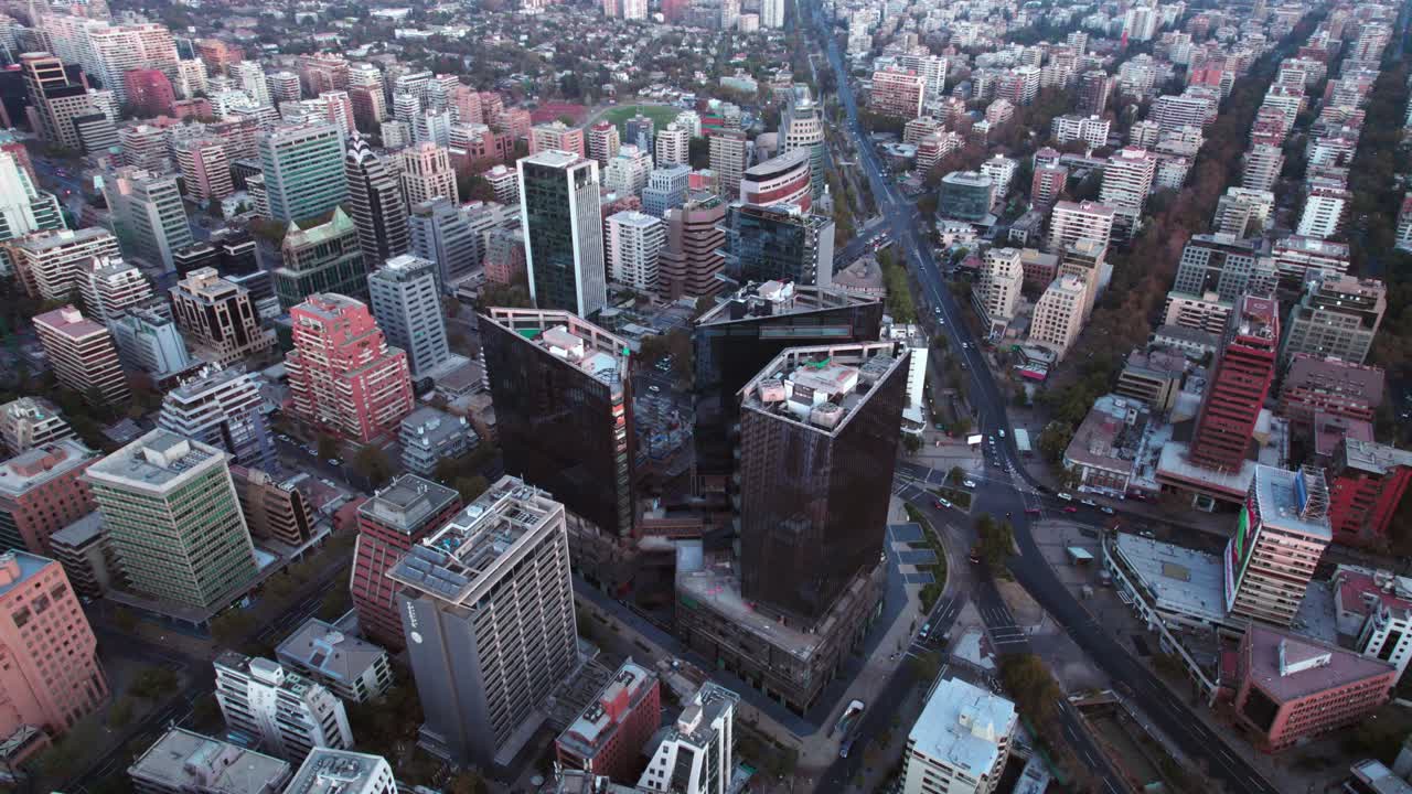 Tomada aérea giratória do centro comercial MUT pronto para inaugurar.