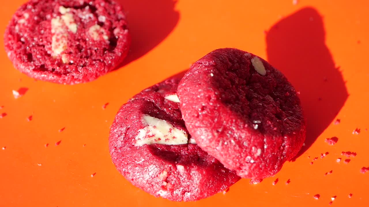 색 초콜릿 조각과 함께 은 벨 쿠키