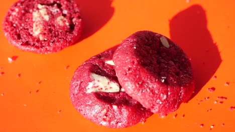 galletas de terciopelo rojo con trozos de chocolate blanco