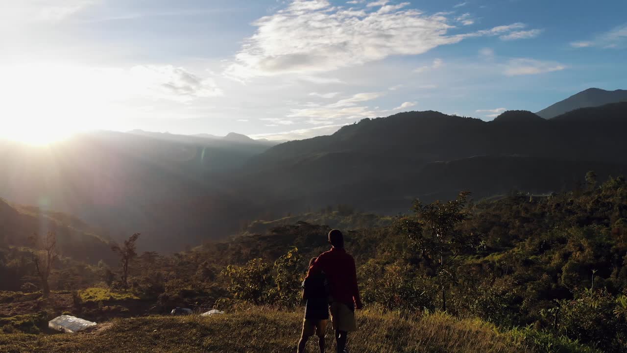 impresionantes imágenes aéreas tomadas en lo alto de las montañas de papúa, indonesia