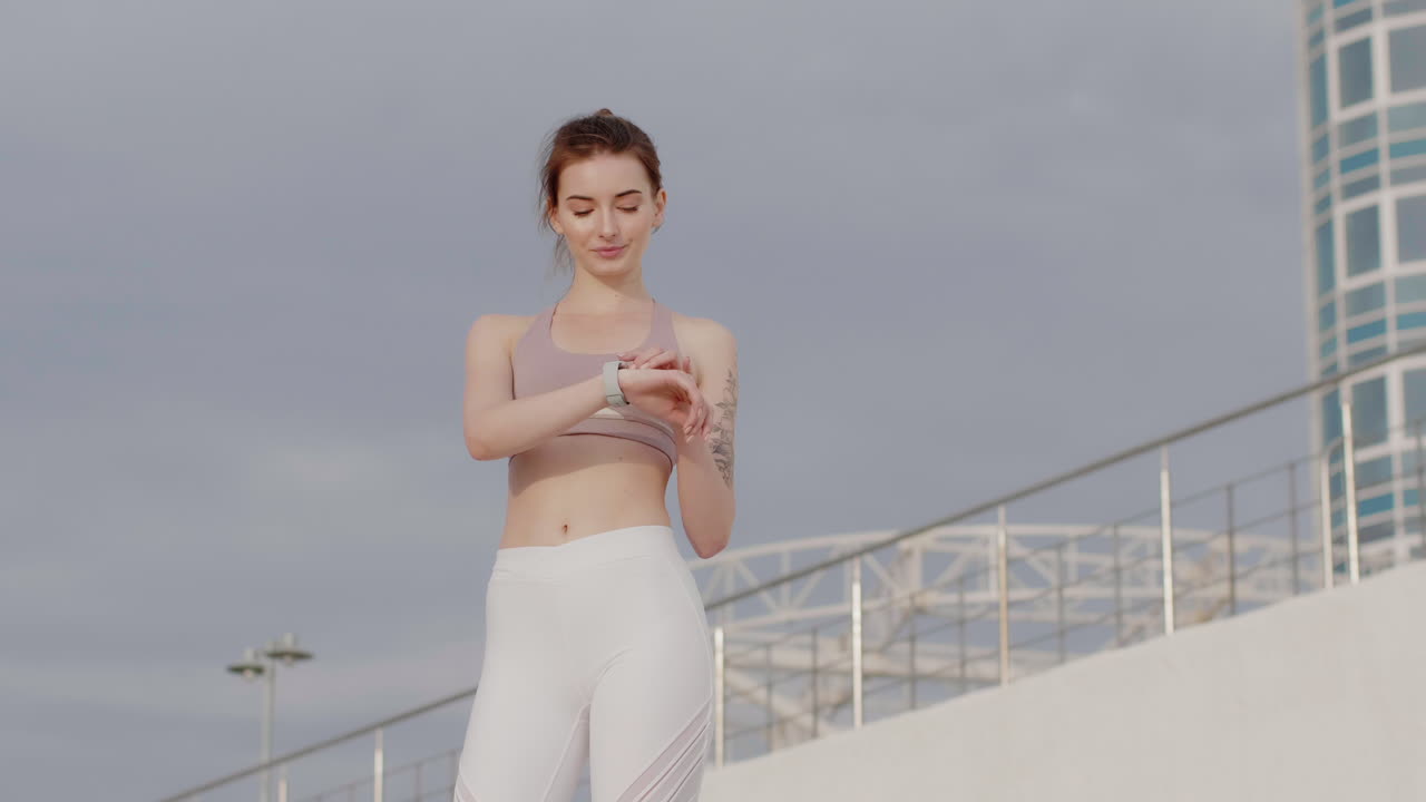 야외에서 스포츠를 하는 백인 여성.