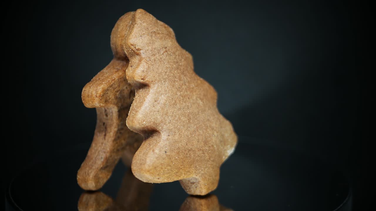 Pan di zenzero natalizio croccante e gustoso che ruota in primo piano