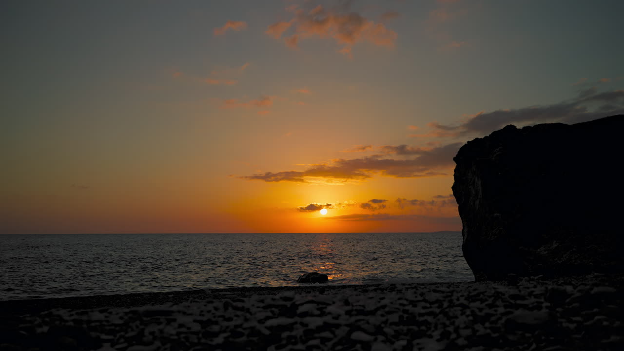 Tom strand under solnedgang i Sydeuropa