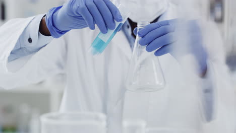científico que lleva a cabo un experimento de laboratorio
