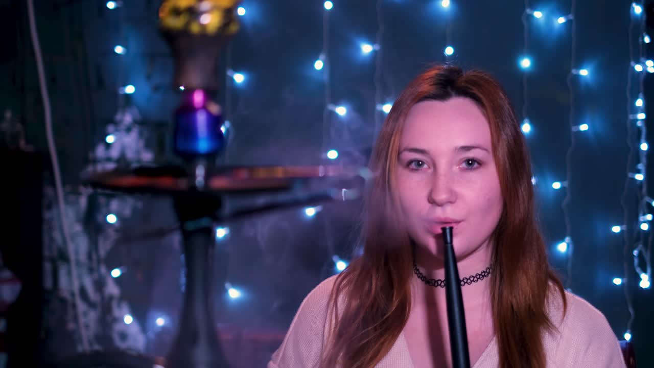 나이트클럽에서 호카를 피우는 여자