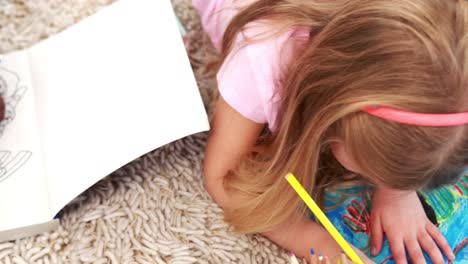 Children-drawing-on-the-floor-together