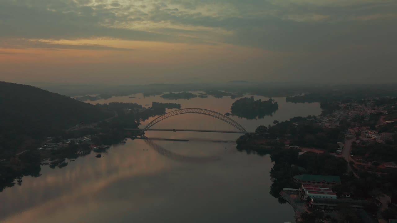 fotografía aérea que se acerca para ver el puente adomi en el horizonte en akosombo atimpoku, región de etern