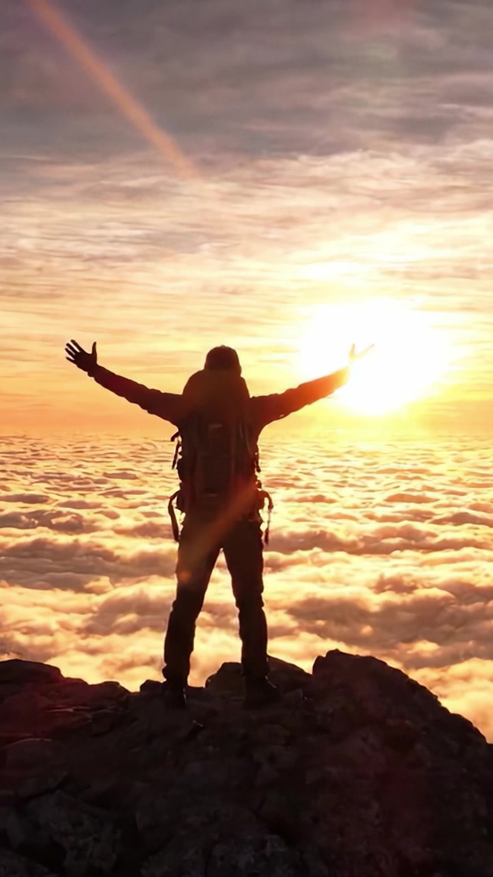 Un viaggio verso la vetta: celebrando il trionfo sull'avversità con un'alba maestosa sopra le nuvole, enfatizzando la bellezza della natura e il raggiungimento personale.