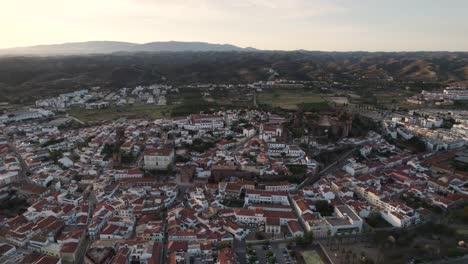 Ciudad-Fortificada-En-Expansión-De-Silves,-Vista-Aérea-Panorámica-De-La-Puesta-De-Sol-Del-Algarve