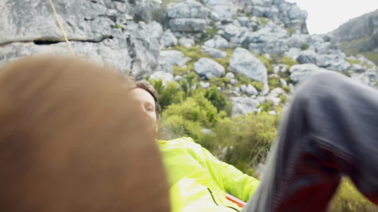 мужчина, спящий в гамаке 4к