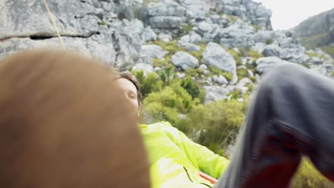 excursionista masculino durmiendo en una hamaca 4k