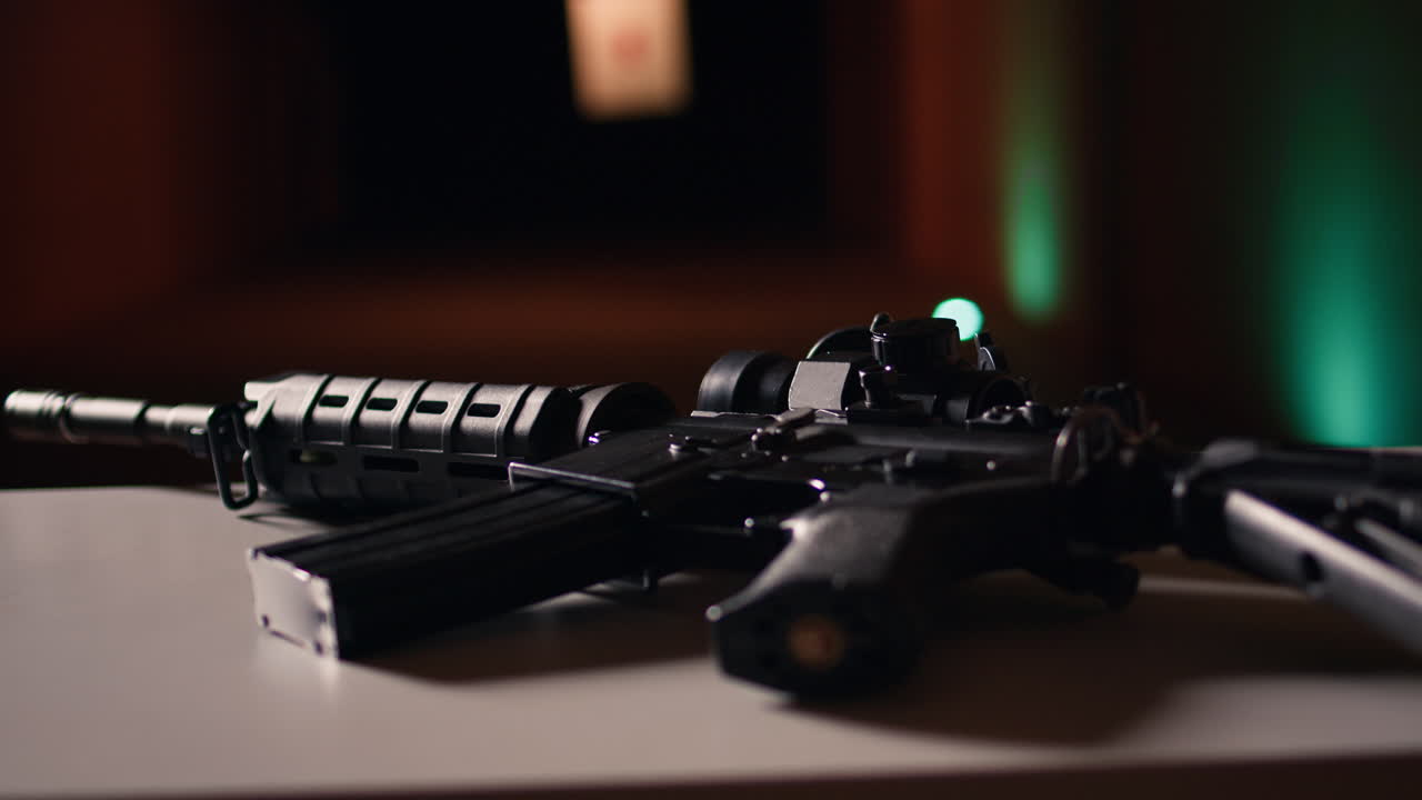 близкий взгляд на штурмовую винтовку в стрелковой галерее, используемую для стрельбы по целям