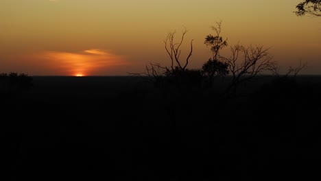 Ein-Sonnenuntergang-über-Dem-Mallee-Scrub-Country-Im-Australischen-Outback