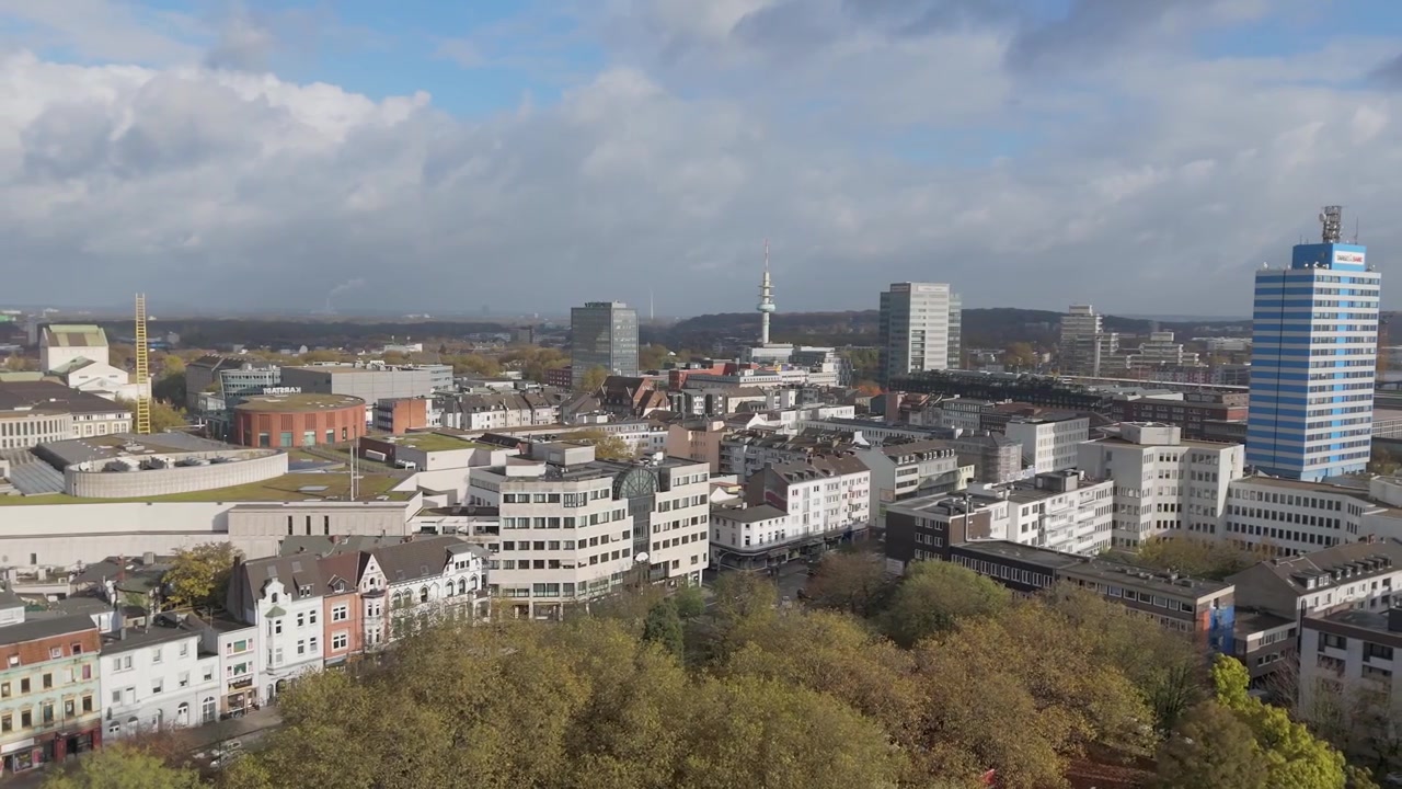Duisburger Stadtteil, Einkaufszentrum, Geschäftskomplexgebäude, Drohnenaufnahme.